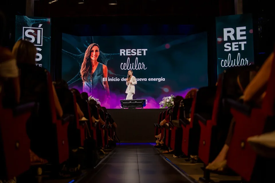 Ana Pedroche dando una conferencia sobre bienestar ante cientos de personas